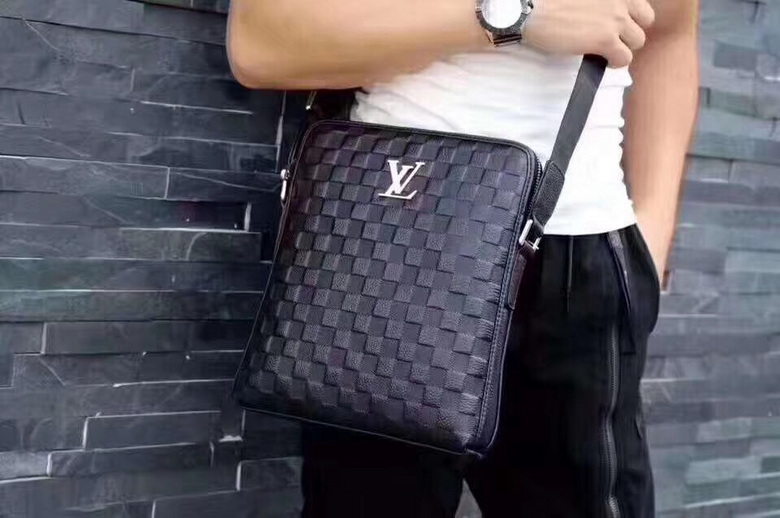 Monogram 0695 25X28X6cm WP