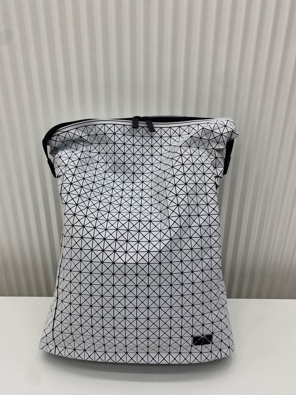 Issey Miyake 41.5x32cm Yt白色