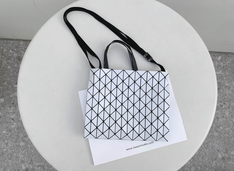 Issey Miyake BB35 28x24x2.5cm Yt white