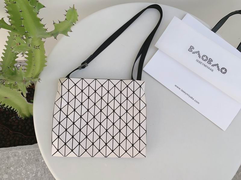 Issey Miyake BB35 28x24x2.5cm Yt cream-colored