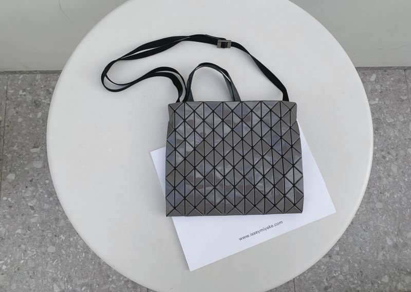 Issey Miyake BB35 28x24x2.5cm Yt carbon gray
